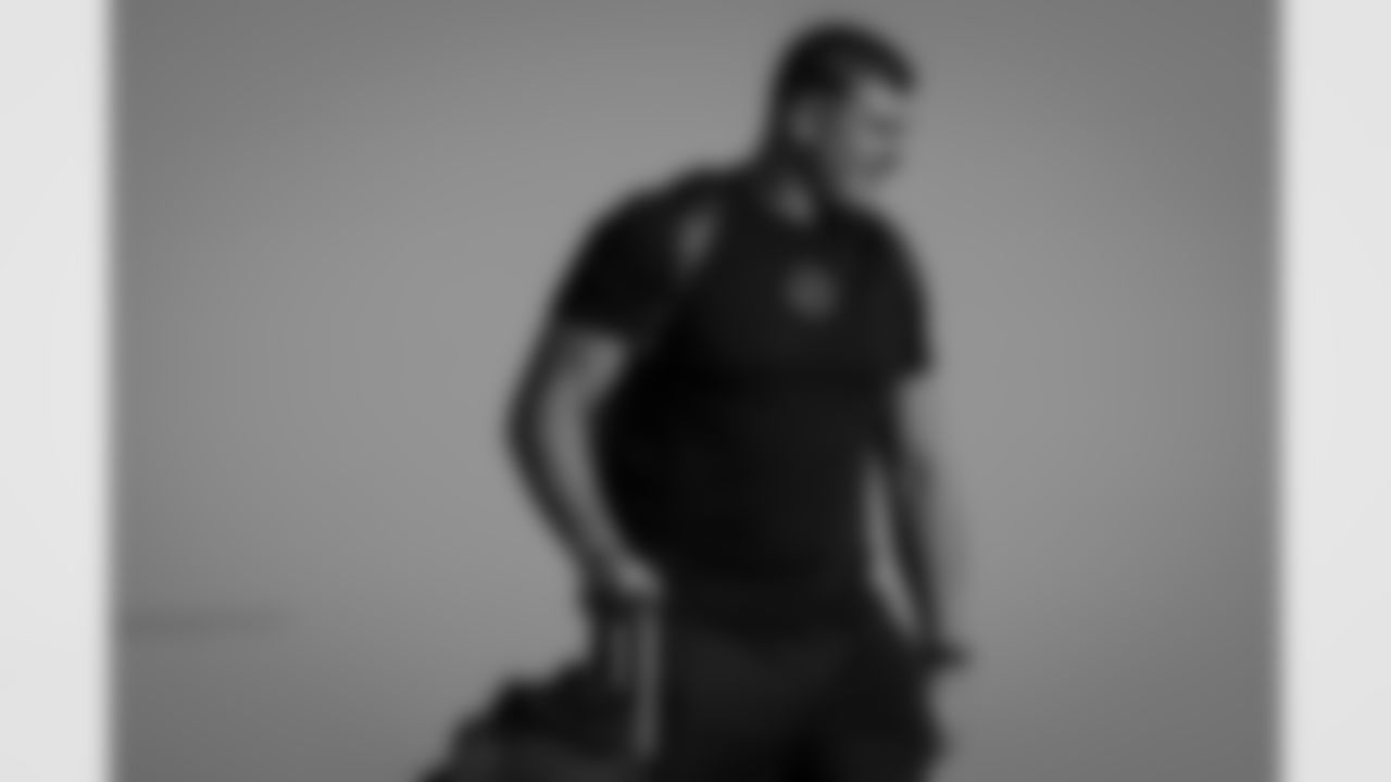 Atlanta Falcons guard Chris Lindstrom #63 boards the plane at Hartsfield-Jackson International Airport in Atlanta, Ga. on Saturday, November 6, 2025. (Photo by Taylor McLaughlin/Atlanta Falcons)