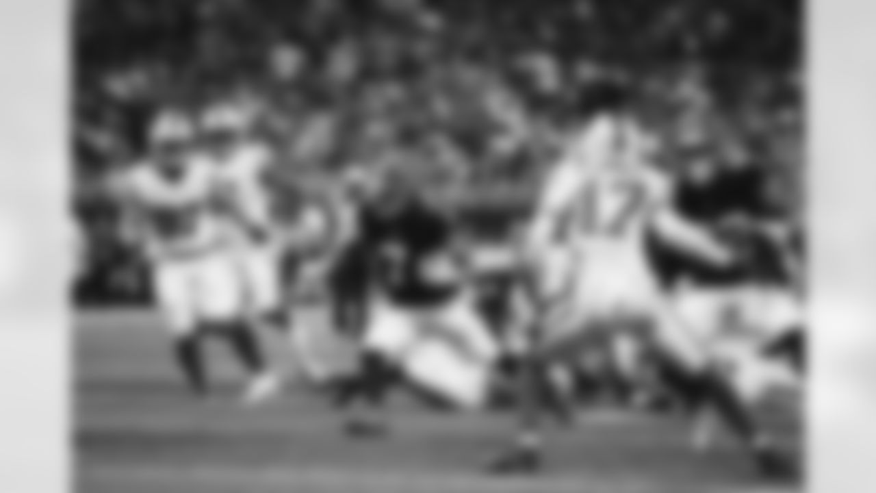 Atlanta Falcons running back Bijan Robinson #7 runs with the ball during the Week 6 Game against the Buffalo Bills at Mercedes-Benz Stadium in Atlanta, Ga. on Monday, October 13, 2025. (Photo by Brandon Magnus/Atlanta Falcons)