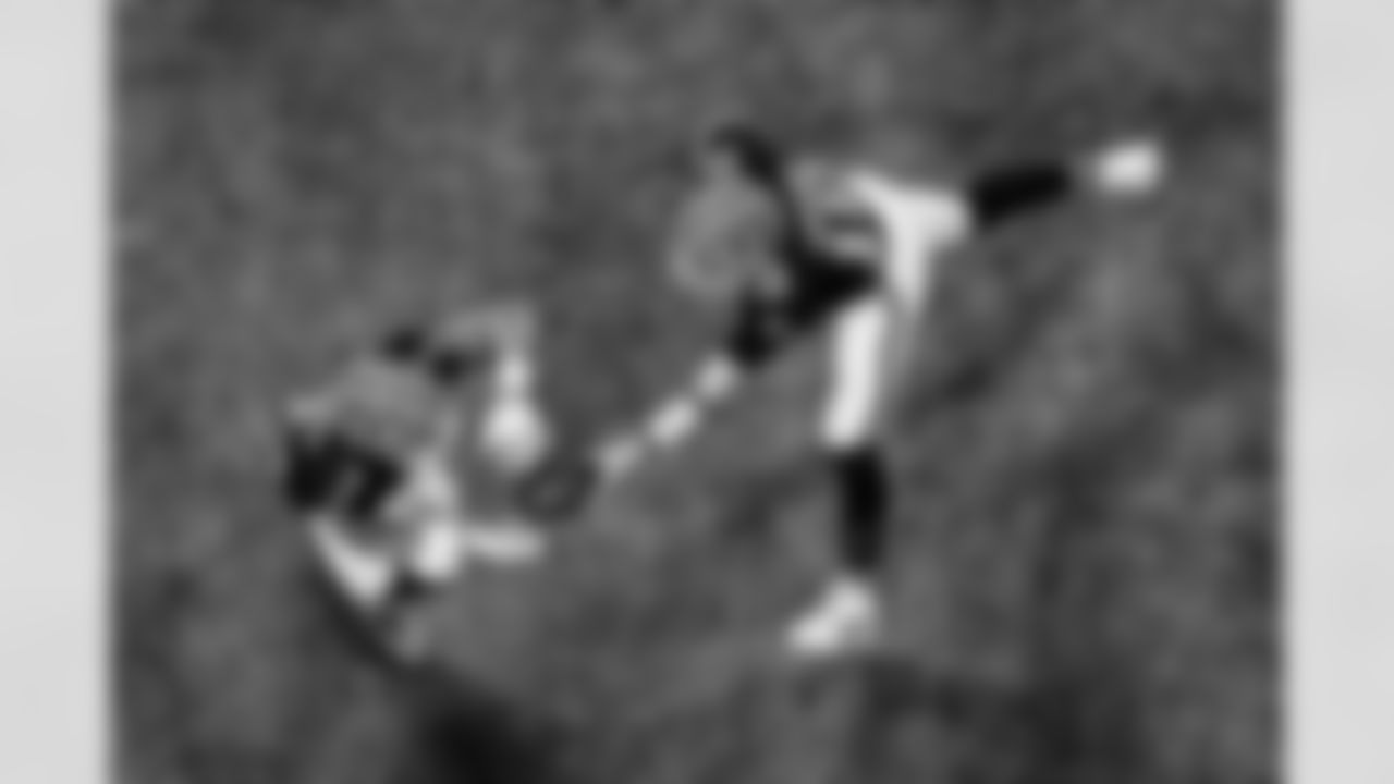 Atlanta Falcons quarterback Kirk Cousins #18 hands the ball to Atlanta Falcons running back Bijan Robinson #7 during the Week 17 Game against the Los Angeles Rams at Mercedes-Benz Stadium in Atlanta, Georgia on Monday, December 29, 2025. (Photo by Kevin Liles/Atlanta Falcons)