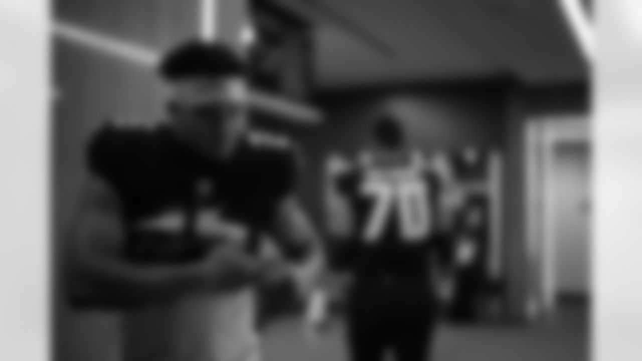 Atlanta Falcons running back Tyler Allgeier #25 prepares in the locker room before the Week 18 Game against the New Orleans Saints at Mercedes-Benz Stadium in Atlanta, Georgia on Sunday, January 4, 2026. (Photo by Brandon Magnus/Atlanta Falcons)