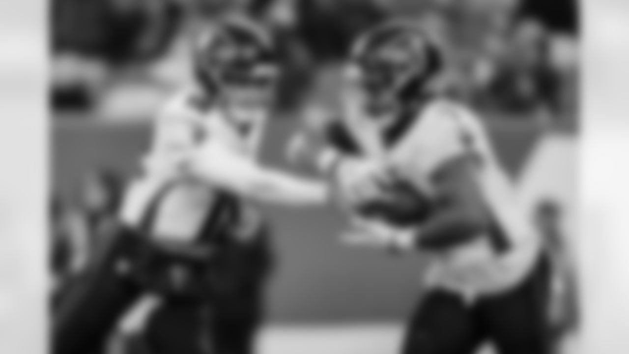 Atlanta Falcons quarterback Kirk Cousins #18 hands off to running back Bijan Robinson #7 during the second half of the Week 13 Game against the New York Jets at Metlife Stadium in East Rutherford, New Jersey on Sunday, November 30, 2025. (Photo by Caean Couto/Atlanta Falcons)