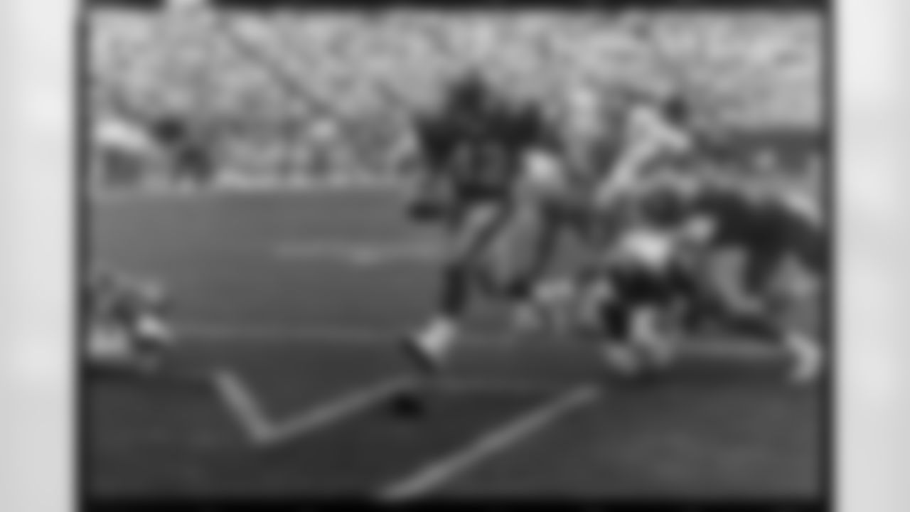 Photograph from the Falcons game vs the Rams on November 17, 1985.