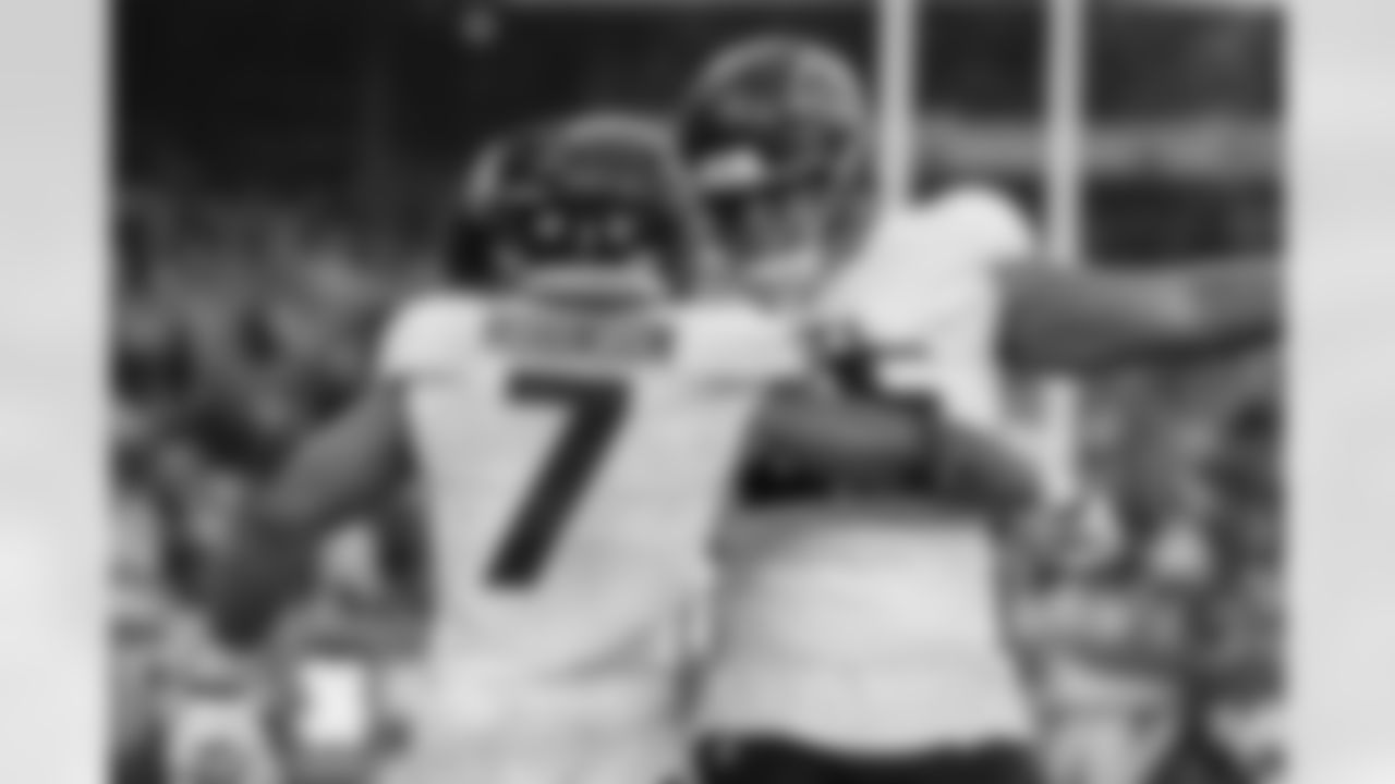 Atlanta Falcons running back Bijan Robinson #7 celebrates after a touchdown during the third quarter of the Week 13 Game against the New York Jets at Metlife Stadium in East Rutherford, New Jersey on Sunday, November 30, 2025. (Photo by Taylor McLaughlin/Atlanta Falcons)