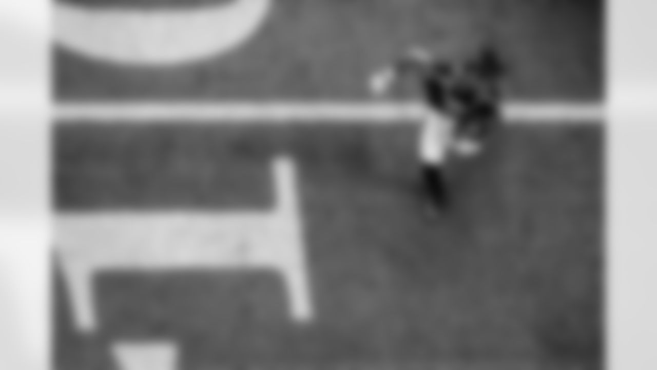 Atlanta Falcons running back Bijan Robinson #7 runs with the ball during the Week 11 Game against the Carolina Panthers at Mercedes-Benz Stadium in Atlanta, Georgia on Sunday, November 16, 2025. (Photo by Brandon Magnus/Atlanta Falcons)