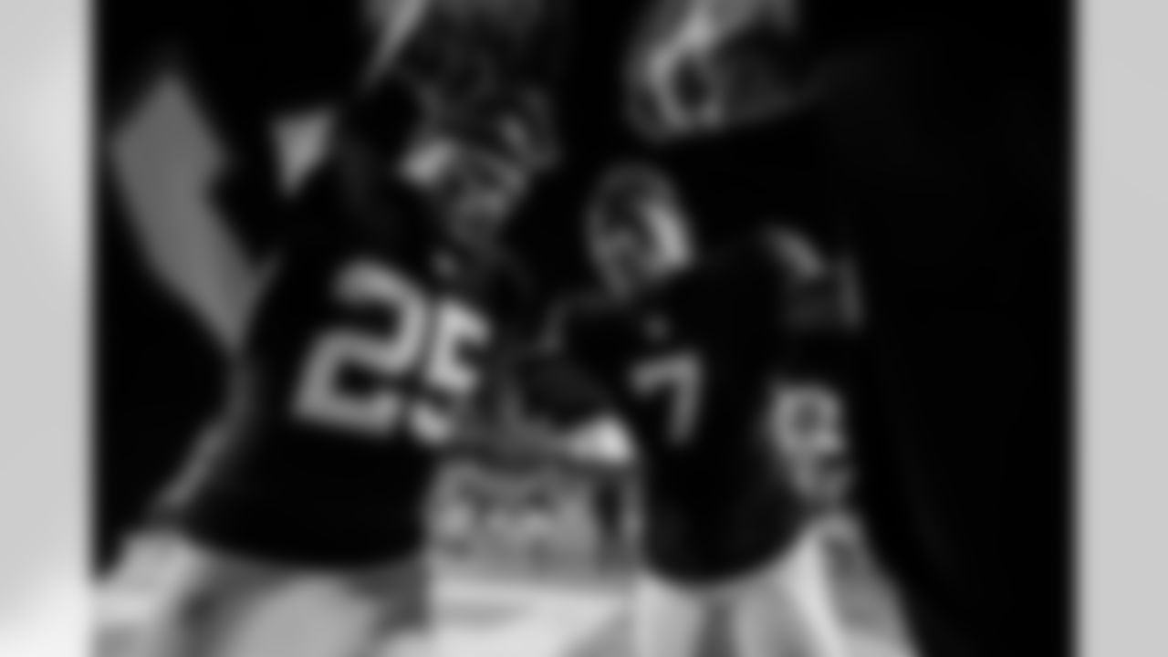 Atlanta Falcons running back Nathan Carter #38 , Atlanta Falcons running back Tyler Allgeier #25 and Atlanta Falcons running back Bijan Robinson #7 in a huddle during the Week 15 Game against the Tampa Bay Buccaneers at Raymond James Stadium in Tampa, Florida on Thursday, December 11, 2025. (Photo by Taylor McLaughlin/Atlanta Falcons)