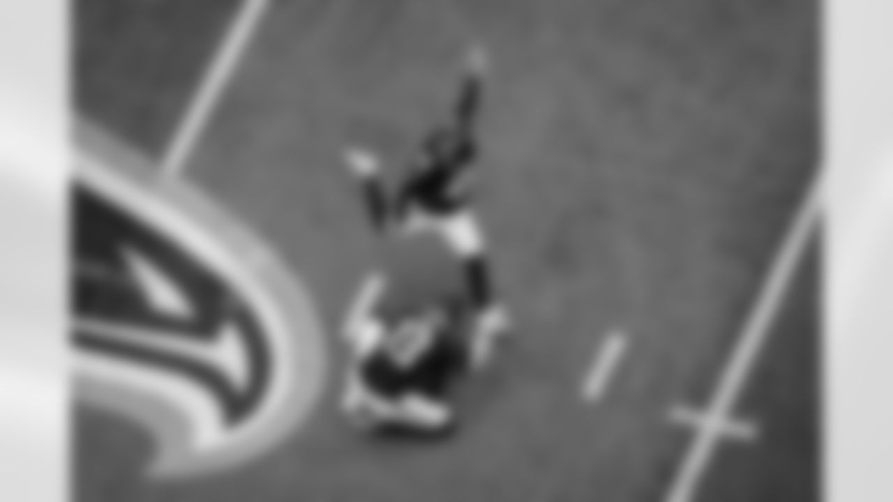 Atlanta Falcons kicker Zane Gonzalez #45 warms up before the Week 11 Game against the Carolina Panthers at Mercedes-Benz Stadium in Atlanta, Georgia on Sunday, November 16, 2025. (Photo by Brandon Magnus/Atlanta Falcons)