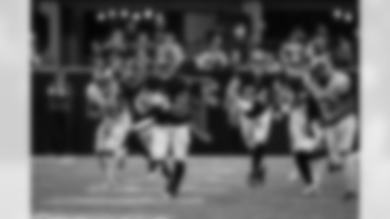 Atlanta Falcons running back Bijan Robinson #7 runs with the ball during the Week 17 Game against the Los Angeles Rams at Mercedes-Benz Stadium in Atlanta, Georgia on Monday, December 29, 2025. (Photo by Taylor McLaughlin/Atlanta Falcons)