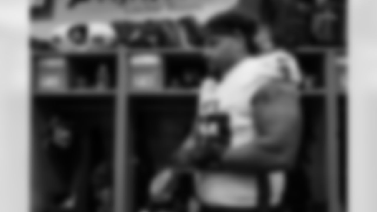 Atlanta Falcons offensive lineman Andrew Stueber #62 in the locker room before the Week 13 Game against the New York Jets at Metlife Stadium in East Rutherford, New Jersey on Sunday, November 30, 2025. (Photo by Jay Bendlin/Atlanta Falcons)