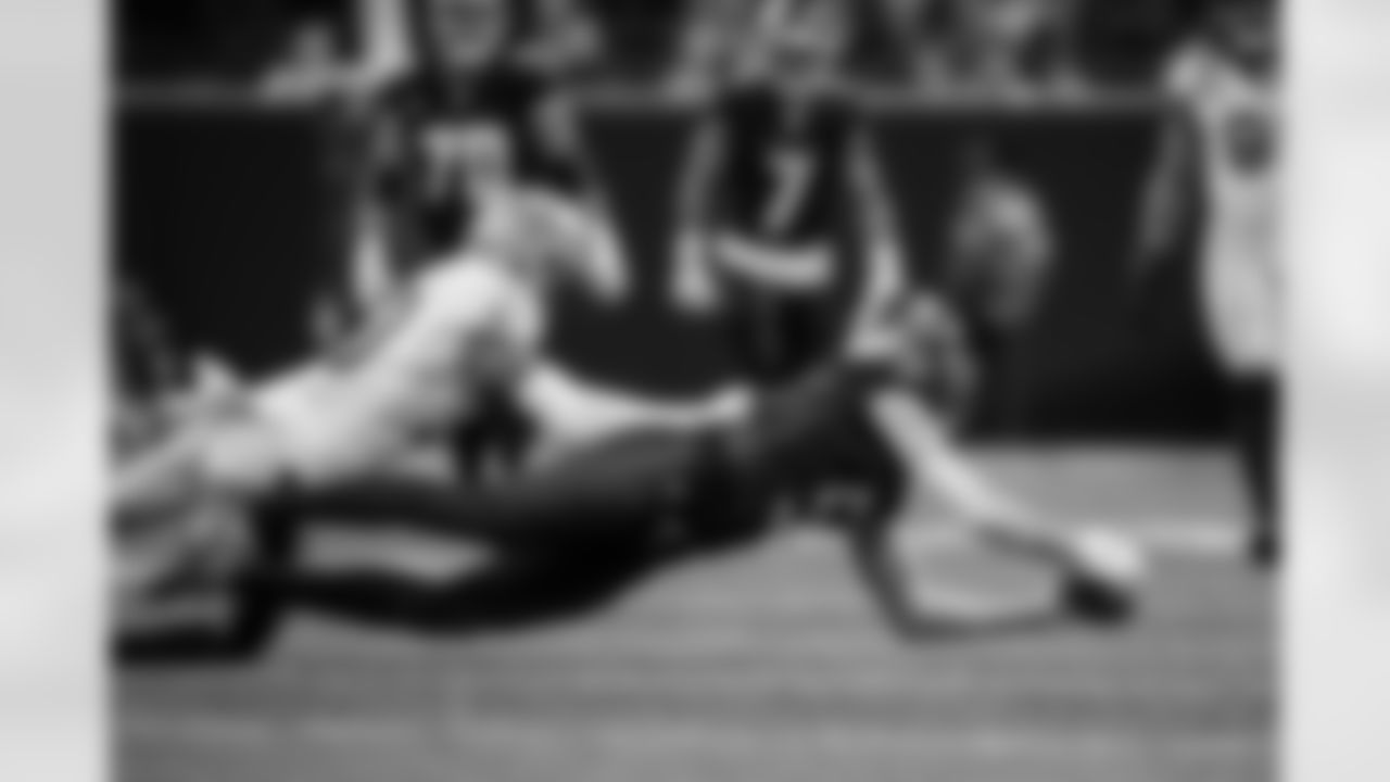 Atlanta Falcons wide receiver Drake London #5 makes a catch during the Week 18 Game against the New Orleans Saints at Mercedes-Benz Stadium in Atlanta, Georgia on Sunday, January 4, 2026. (Photo by Matthew Grimes/Atlanta Falcons)