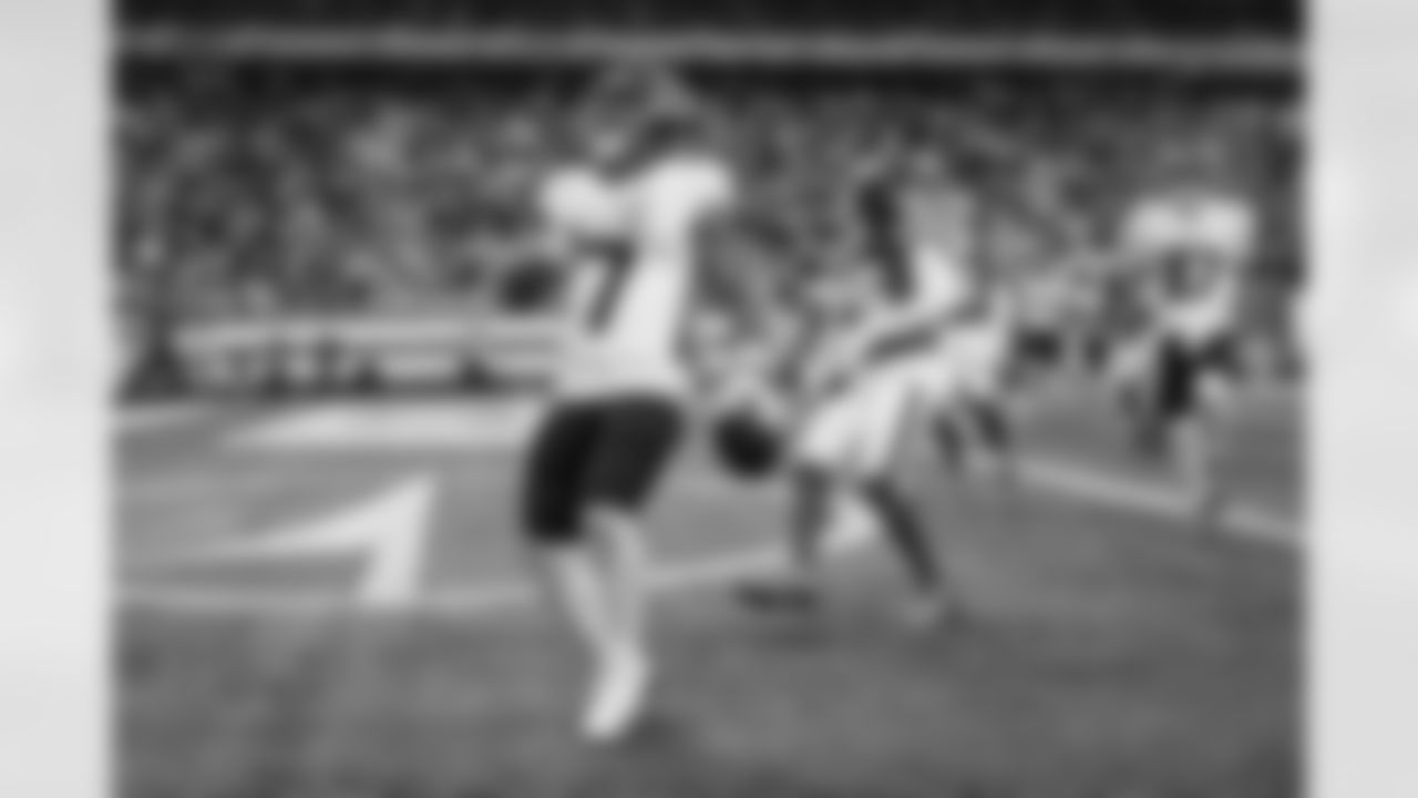 Atlanta Falcons running back Bijan Robinson #7 celebrates after a touchdown during the third quarter of the Week 13 Game against the New York Jets at Metlife Stadium in East Rutherford, New Jersey on Sunday, November 30, 2025. (Photo by Taylor McLaughlin/Atlanta Falcons)