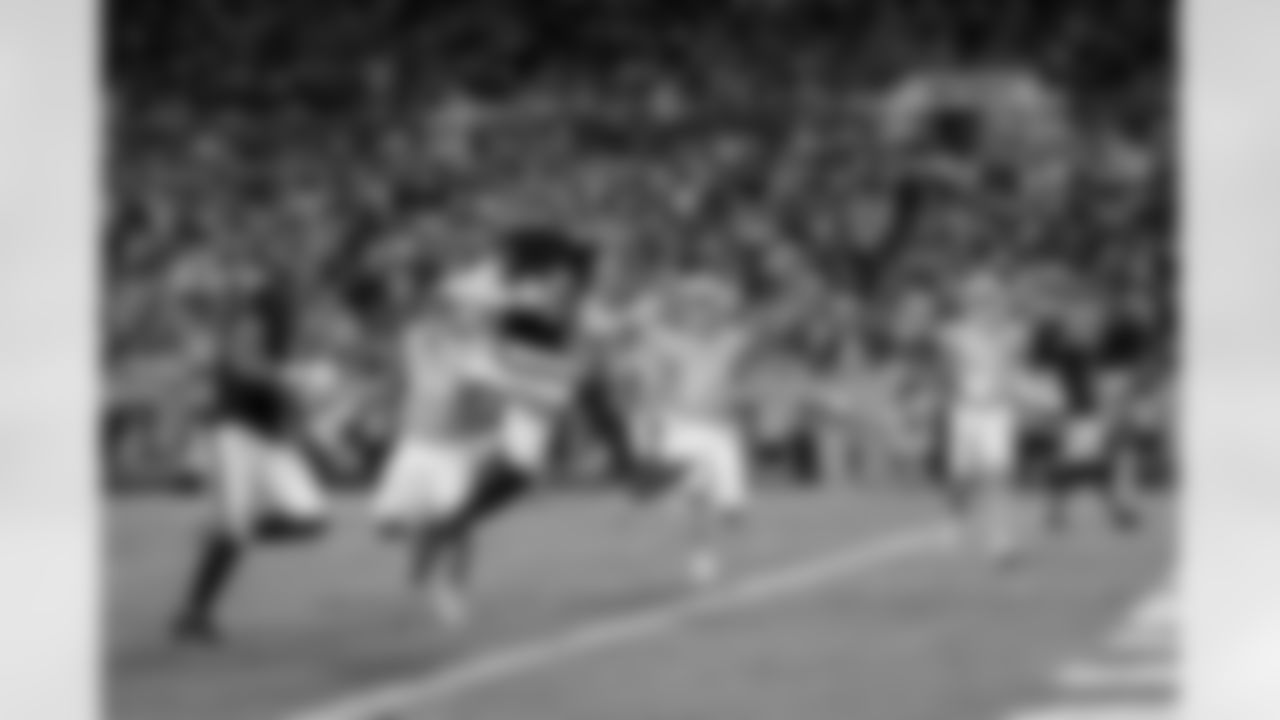 Atlanta Falcons tight end Kyle Pitts Sr. #8 scores a touchdown during the Week 15 Game against the Tampa Bay Buccaneers at Raymond James Stadium in Tampa, Florida on Thursday, December 11, 2025. (Photo by Taylor McLaughlin/Atlanta Falcons)