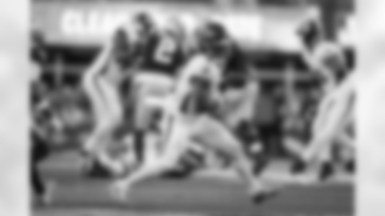 Atlanta Falcons running back Bijan Robinson #7 runs after a catch during the third quarter of the Week 9 Game against the New England Patriots at Gillette Stadium in Foxborough, Massachusetts on Sunday, November 2, 2025. (Photo by Taylor McLaughlin/Atlanta Falcons)