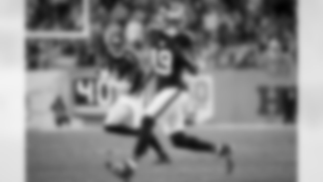 Atlanta Falcons tight end Kyle Pitts Sr. #8 runs the ball during the Week 15 Game against the Tampa Bay Buccaneers at Raymond James Stadium in Tampa, Florida on Thursday, December 11, 2025. (Photo by Mitch Martin/Atlanta Falcons)