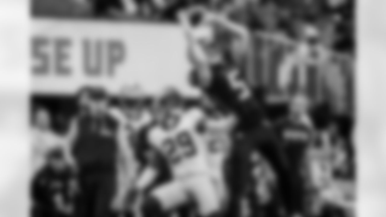 Atlanta Falcons wide receiver Drake London #5 makes a catch during the Week 18 Game against the New Orleans Saints at Mercedes-Benz Stadium in Atlanta, Georgia on Sunday, January 4, 2026. (Photo by Brandon Magnus/Atlanta Falcons)