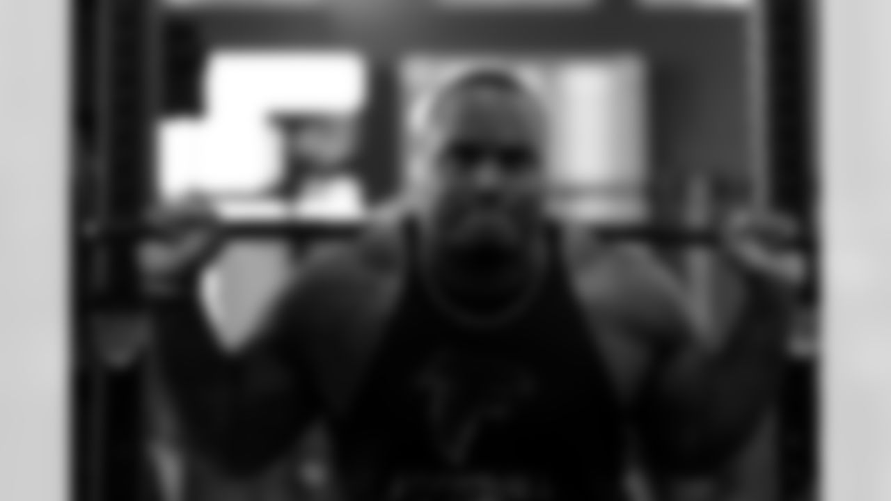 Atlanta Falcons offensive lineman Kyle Hinton #68 during team lift at Atlanta Falcons Training Facility in Flowery Branch, Georgia, on Monday, December 8, 2025. (Photo by Taylor McLaughlin/Atlanta Falcons)