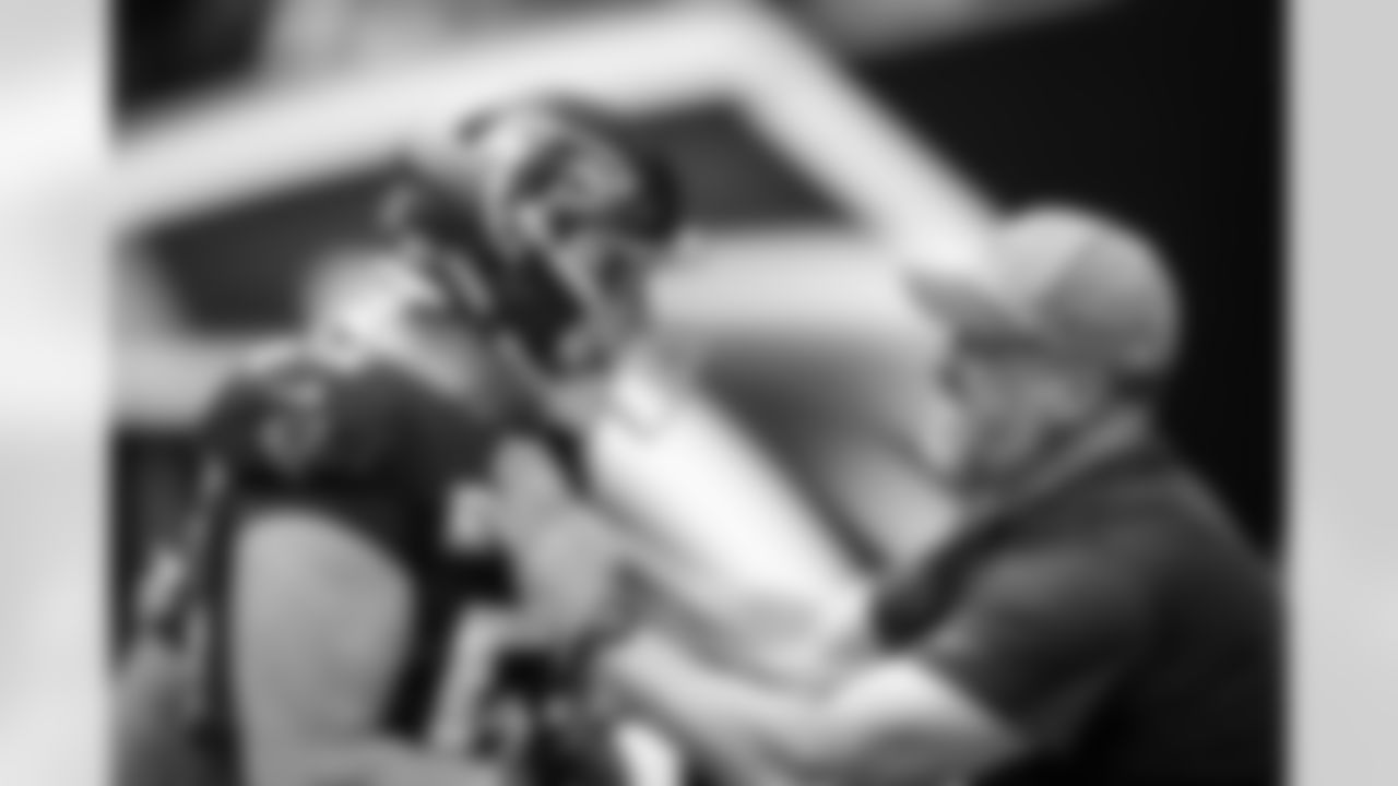 Atlanta Falcons guard Chris Lindstrom #63 warms up before the Week 11 Game against the Carolina Panthers at Mercedes-Benz Stadium in Atlanta, Georgia on Sunday, November 16, 2025. (Photo by Kevin Liles/Atlanta Falcons)