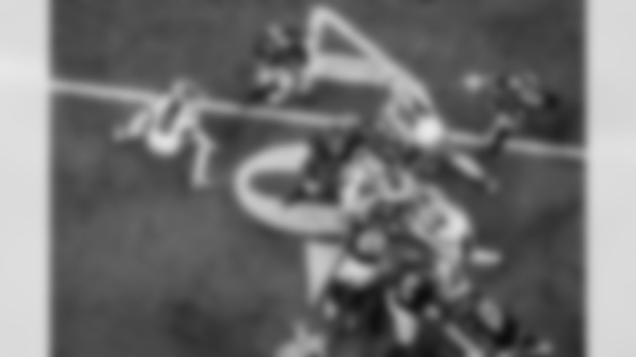 Atlanta Falcons running back Bijan Robinson #7 runs through defenders during the Week 11 Game against the Carolina Panthers at Mercedes-Benz Stadium in Atlanta, Georgia on Sunday, November 16, 2025. (Photo by Brandon Magnus/Atlanta Falcons)