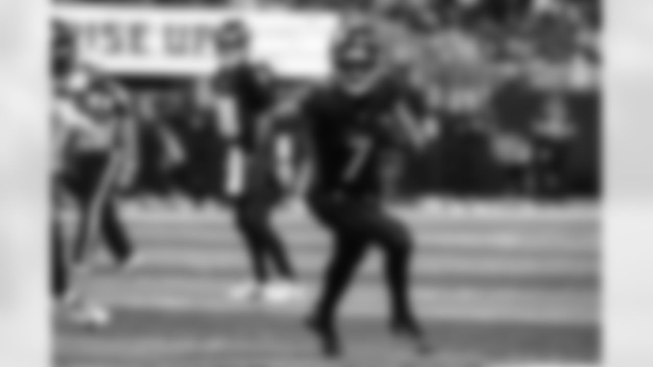 Atlanta Falcons running back Bijan Robinson #7 runs with the ball during the first quarter of the Week 14 Game against the Seattle Seahawks at Mercedes-Benz Stadium in Atlanta, Georgia on Sunday, December 7, 2025. (Photo by Nathan Bolster/Atlanta Falcons)