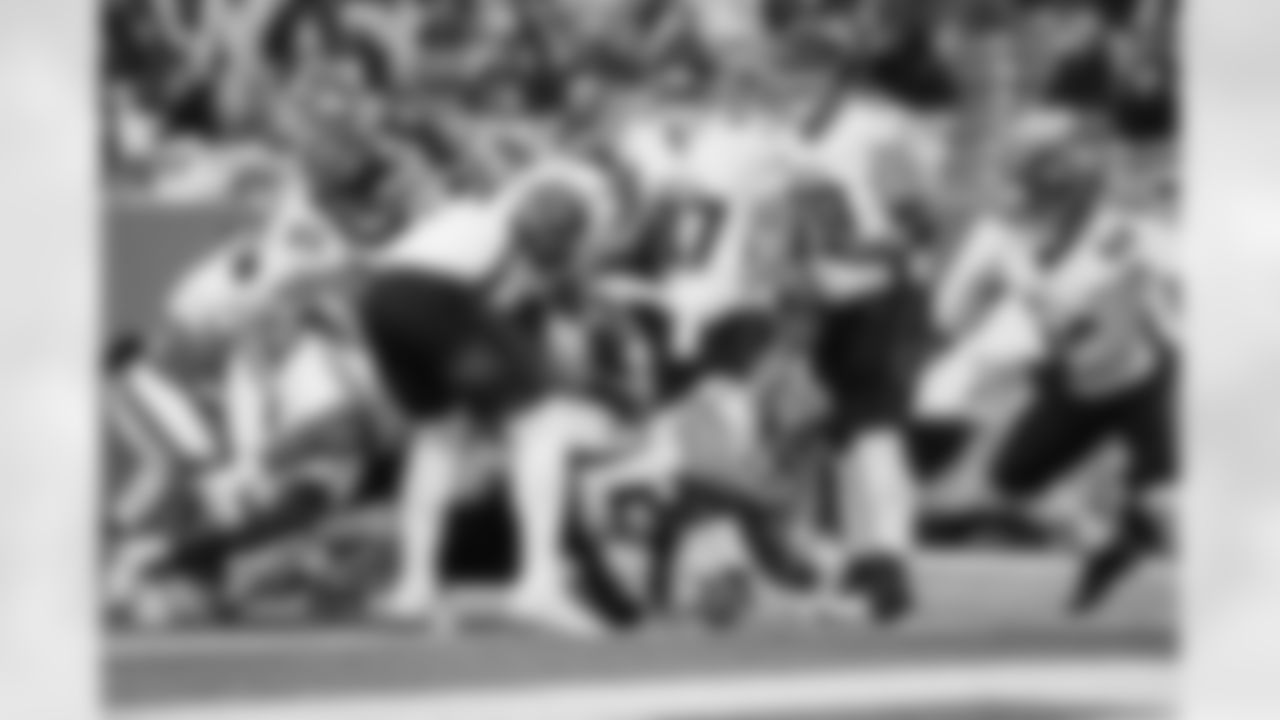 Atlanta Falcons running back Tyler Allgeier #25 scores a touchdown during the second quarter of the Week 13 Game against the New York Jets at Metlife Stadium in East Rutherford, New Jersey on Sunday, November 30, 2025. (Photo by Caean Couto/Atlanta Falcons)