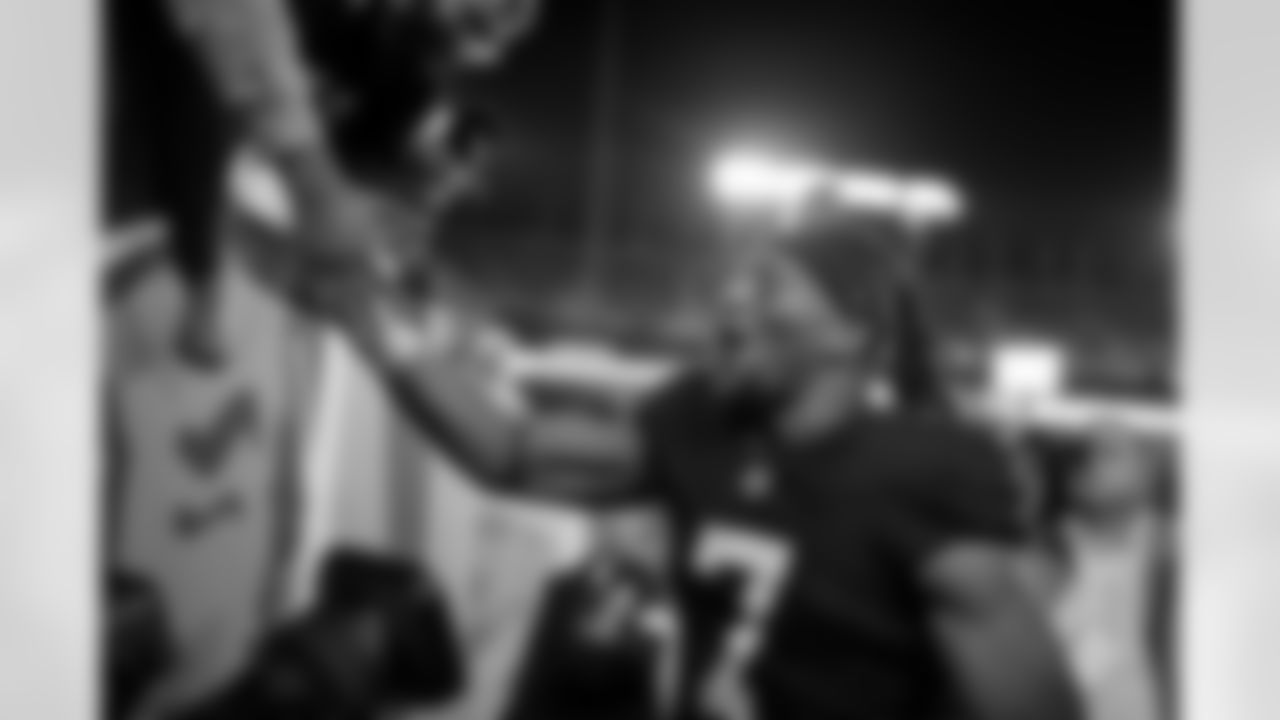 Atlanta Falcons running back Bijan Robinson #7 thanks fans during the Week 15 Game against the Tampa Bay Buccaneers at Raymond James Stadium in Tampa, Florida on Thursday, December 11, 2025. (Photo by Mitch Martin/Atlanta Falcons)