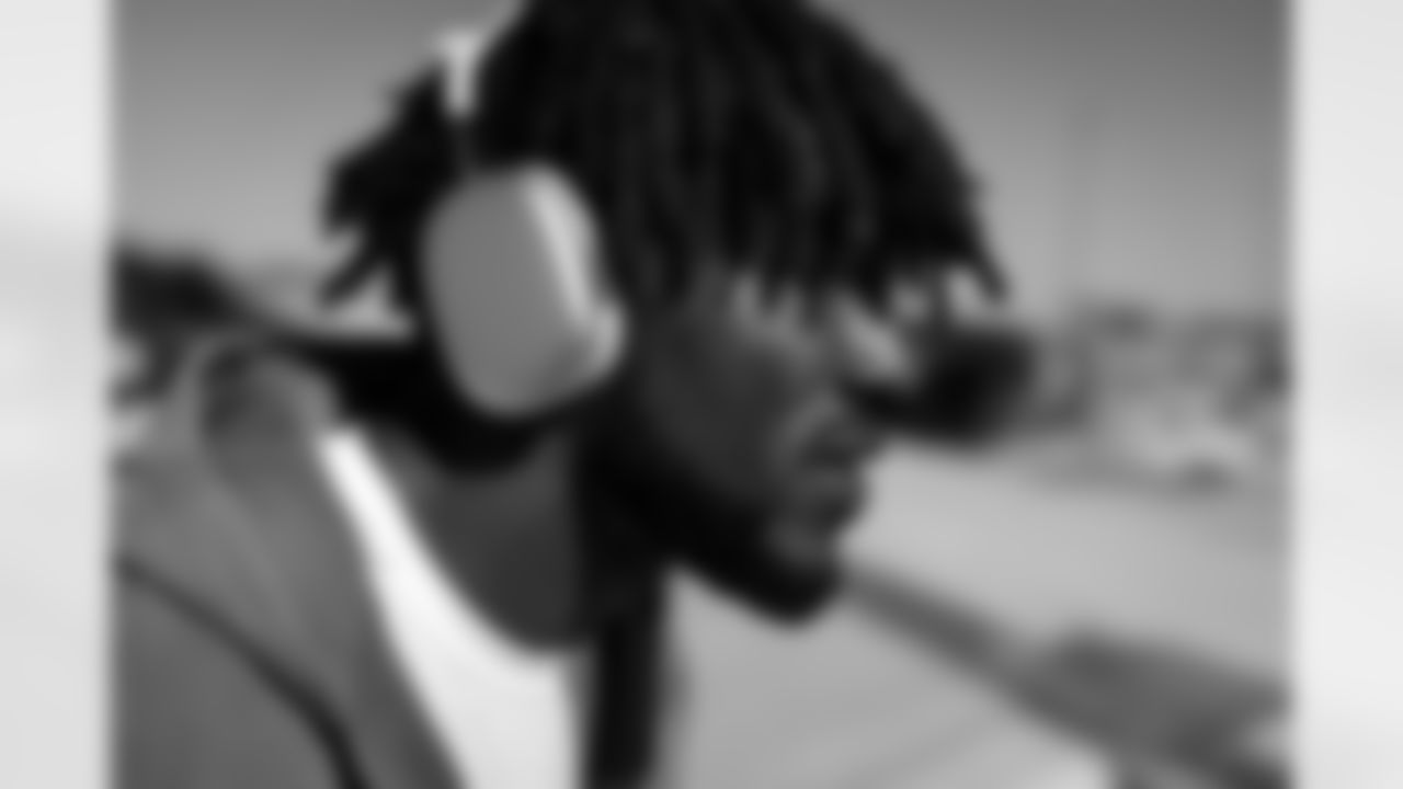 Atlanta Falcons edge rusher Leonard Floyd #56 boards the plane at Hartsfield-Jackson International Airport in Atlanta, Ga. on Saturday, September 13, 2025. (Photo by Taylor McLaughlin/Atlanta Falcons)