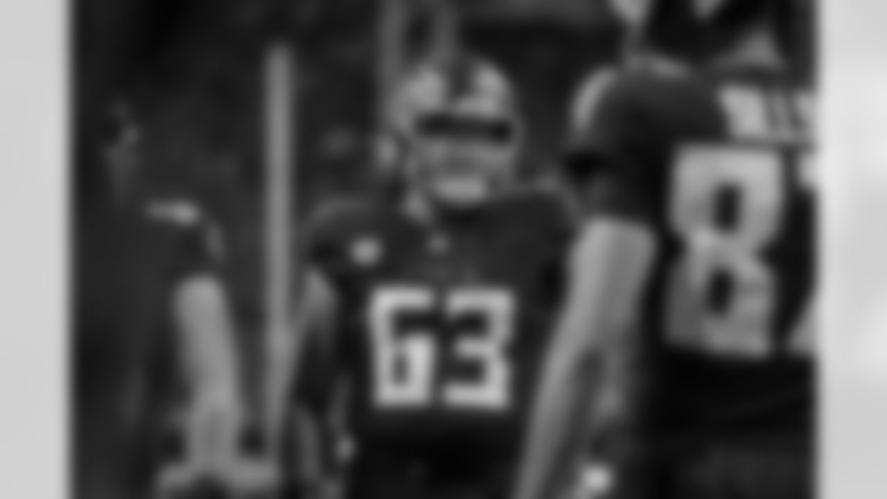 Atlanta Falcons guard Chris Lindstrom #63 warms up before the Week 8 Game against the Miami Dolphins at Mercedes-Benz Stadium in Atlanta, Georgia on Sunday, October 26, 2025. (Photo by Jay Bendlin/Atlanta Falcons)