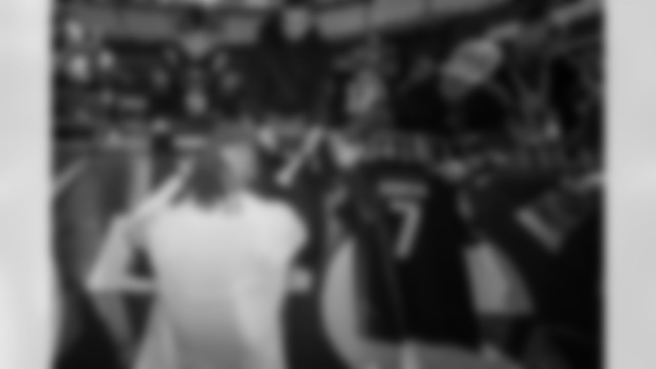 Atlanta Falcons running back Bijan Robinson #7 signs autographs prior to the Week 9 Game against the New England Patriots at Gillette Stadium in Foxborough, Massachusetts on Sunday, November 2, 2025. (Photo by Taylor McLaughlin/Atlanta Falcons)