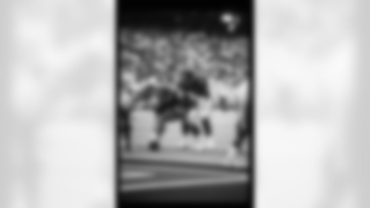 Atlanta Falcons center Roman Fortin #65 during the game in Atlanta against the Los Angeles Rams on September 11, 1994. (Photo by Jimmy Cribb)