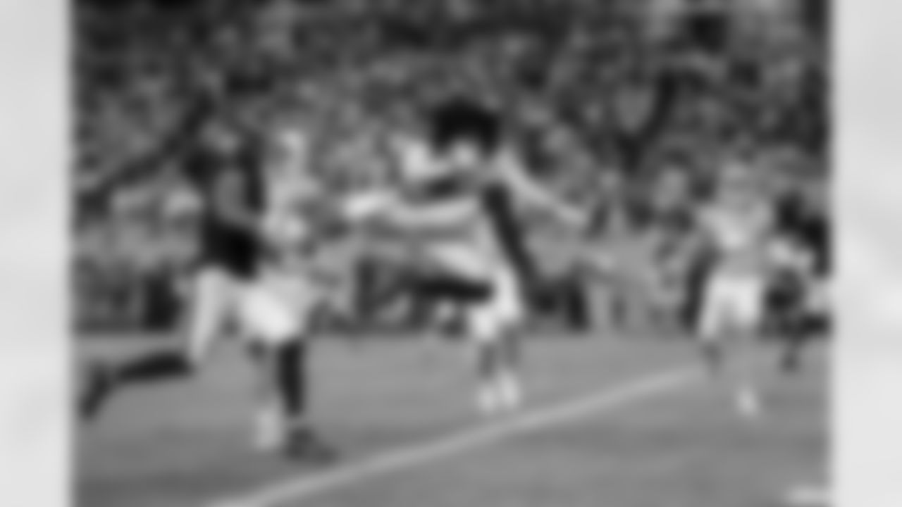 Atlanta Falcons tight end Kyle Pitts Sr. #8 scores a touchdown during the Week 15 Game against the Tampa Bay Buccaneers at Raymond James Stadium in Tampa, Florida on Thursday, December 11, 2025. (Photo by Taylor McLaughlin/Atlanta Falcons)