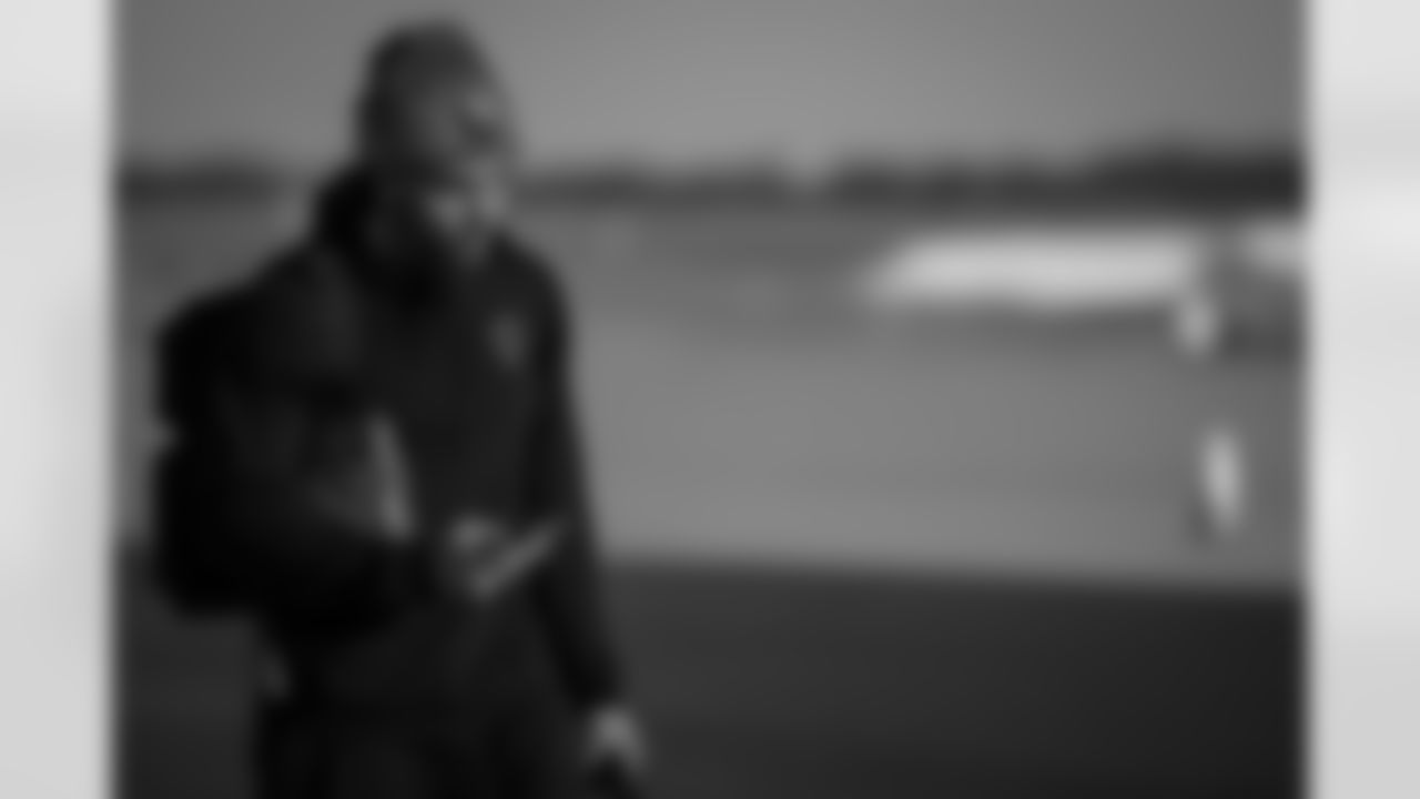 Atlanta Falcons cornerback Mike Ford Jr. #28 boards the plane at Hartsfield-Jackson International Airport in Atlanta, Ga. on Saturday, November 6, 2025. (Photo by Taylor McLaughlin/Atlanta Falcons)