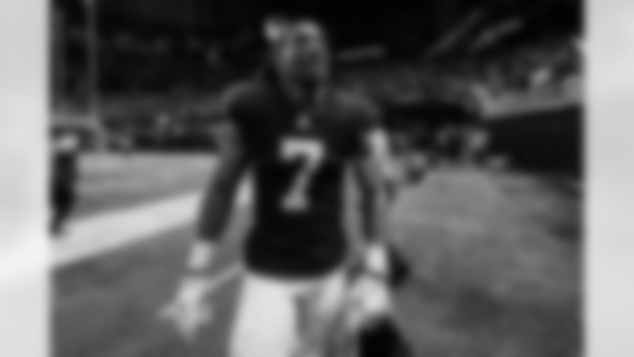 Atlanta Falcons running back Bijan Robinson #7 scores a touchdown during the Week 17 Game against the Los Angeles Rams at Mercedes-Benz Stadium in Atlanta, Georgia on Monday, December 29, 2025. (Photo by Taylor McLaughlin/Atlanta Falcons)