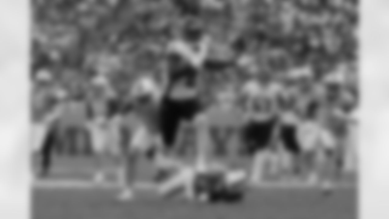 Atlanta Falcons tight end Kyle Pitts #8 runs for a touchdown after a catch during the second quarter of the Week 8 Game against the Tampa Bay Buccaneers at Raymond James Stadium in Tampa, Florida on Sunday, October 27, 2024. (Photo by Shanna Lockwood/Atlanta Falcons)