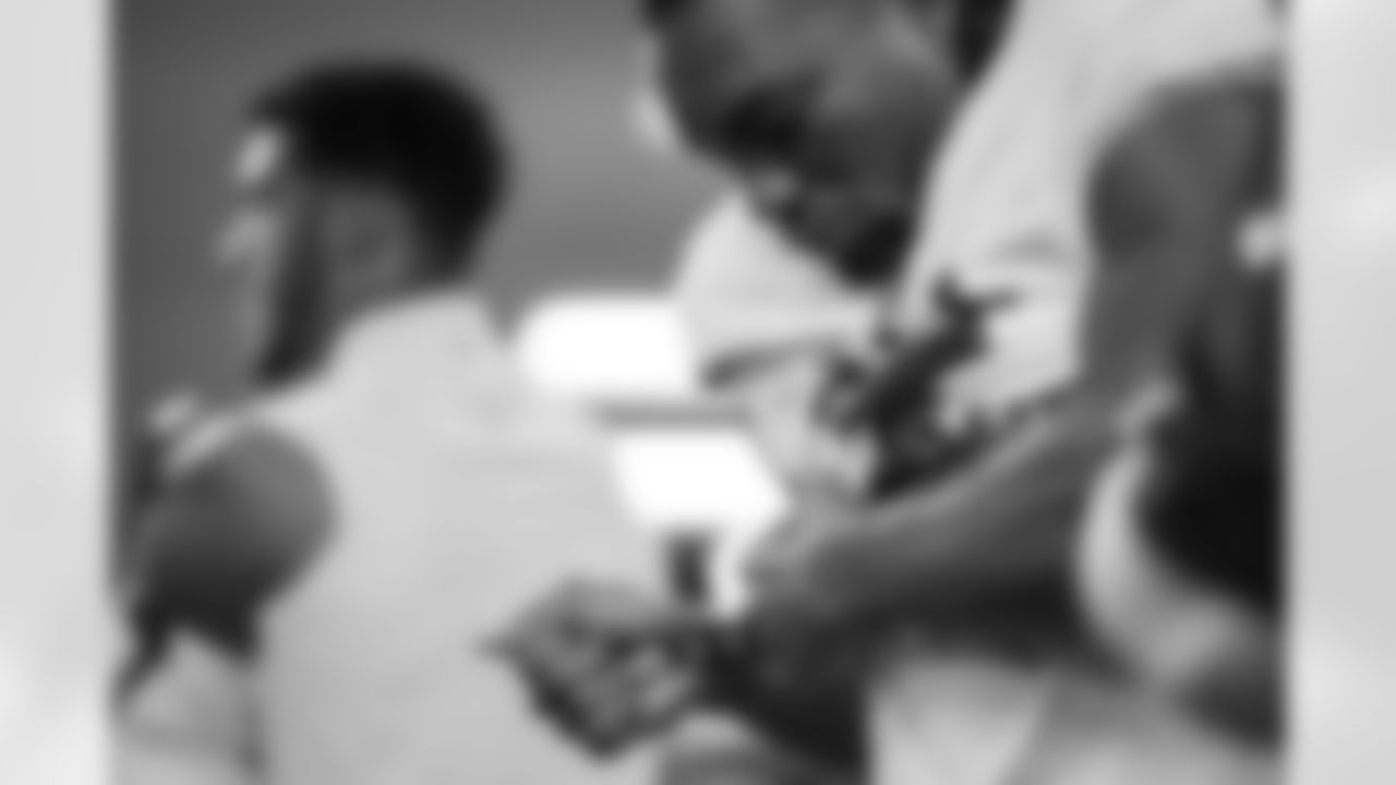 Atlanta Falcons running back Bijan Robinson #7 gets ready in the locker room before the Week 9 Game against the New England Patriots at Gillette Stadium in Foxborough, Massachusetts on Sunday, November 2, 2025. (Photo by Jay Bendlin/Atlanta Falcons)