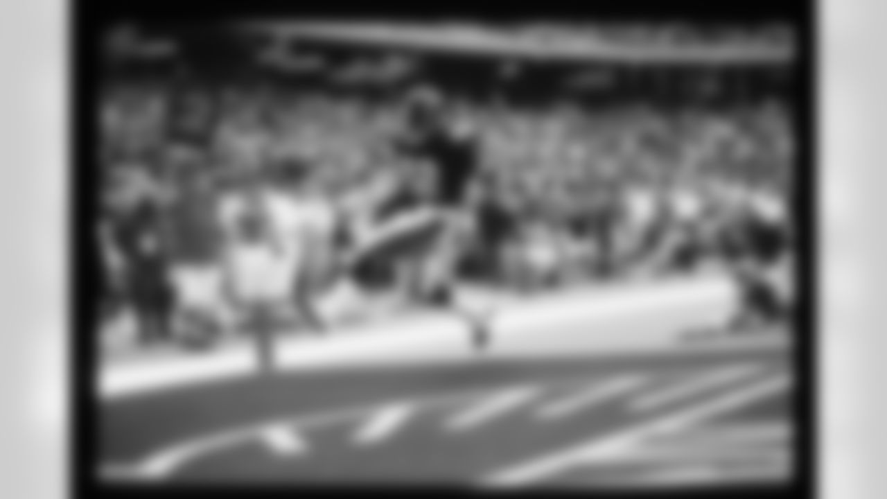 Atlanta Falcons running back Jamal Anderson #32 during the game in Atlanta against the St. Louis Rams on September 24, 2000. (Photo by Jimmy Cribb)