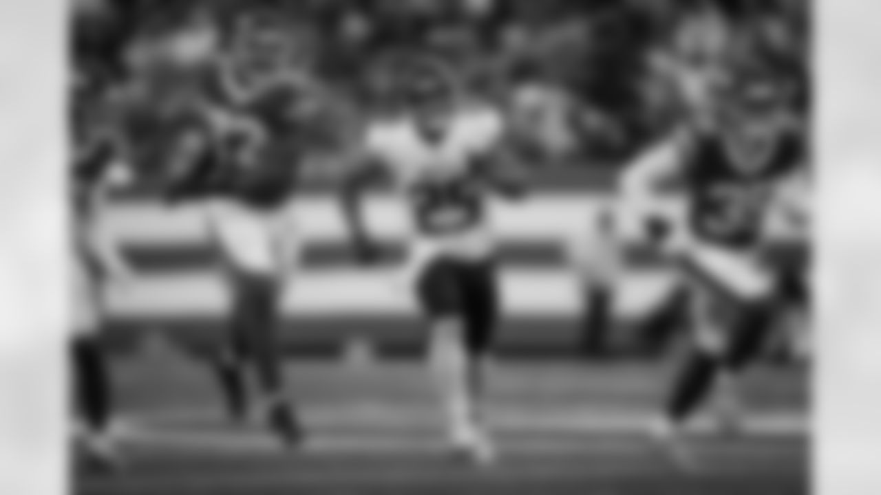 Atlanta Falcons running back Tyler Allgeier #25 runs on the field during the Week 13 Game against the New York Jets at Metlife Stadium in East Rutherford, New Jersey on Sunday, November 30, 2025. (Photo by Jay Bendlin/Atlanta Falcons)