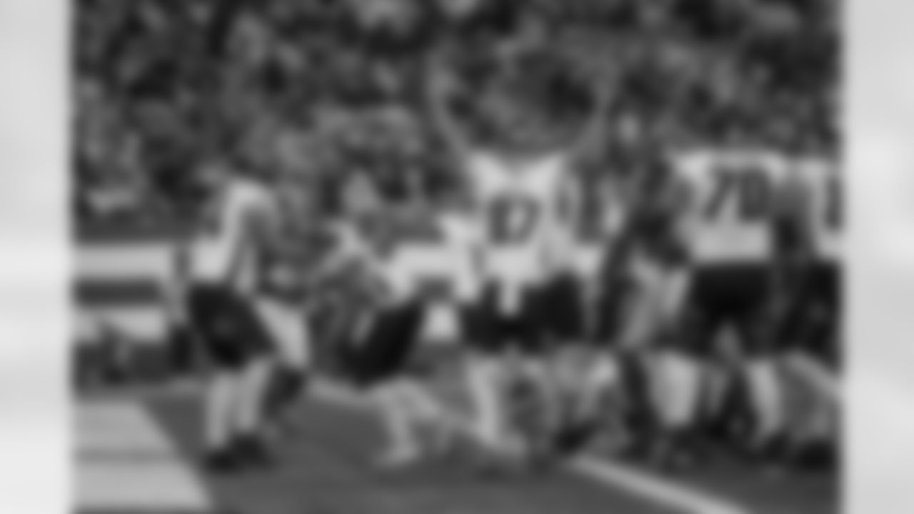 Atlanta Falcons running back Tyler Allgeier #25 celebrates a touchdown with Atlanta Falcons offensive lineman Ryan Neuzil #64 during the Week 13 Game against the New York Jets at Metlife Stadium in East Rutherford, New Jersey on Sunday, November 30, 2025. (Photo by Jay Bendlin/Atlanta Falcons)