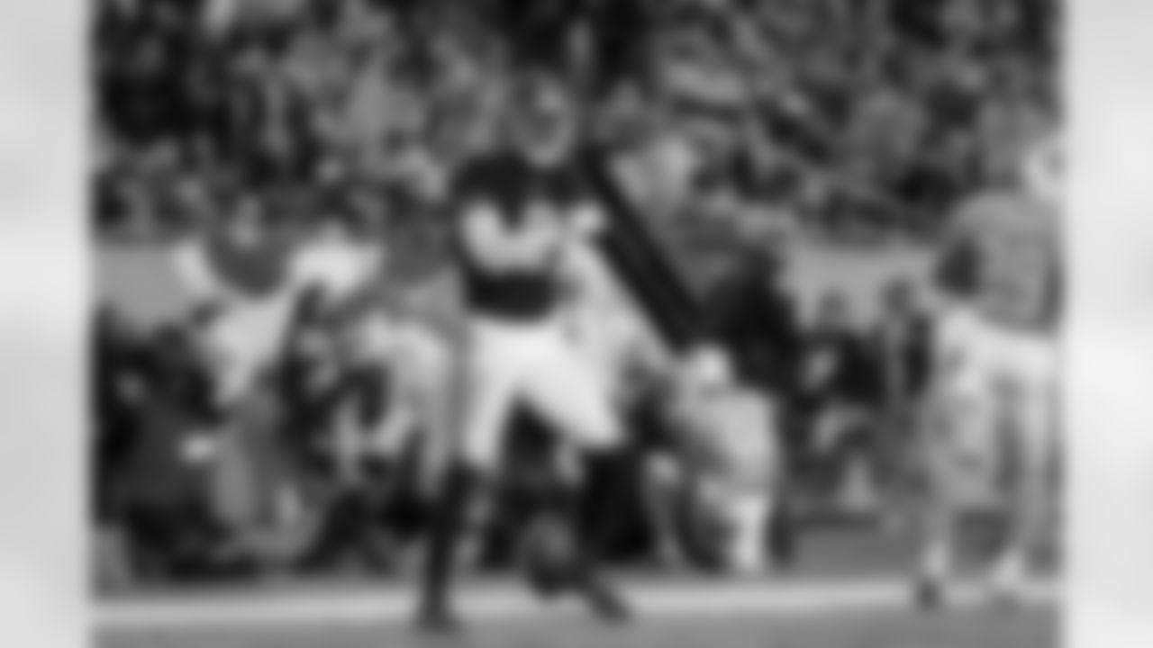 Atlanta Falcons tight end Kyle Pitts Sr. #8 scores a touchdown during the Week 15 Game against the Tampa Bay Buccaneers at Raymond James Stadium in Tampa, Florida on Thursday, December 11, 2025. (Photo by Jay Bendlin/Atlanta Falcons)