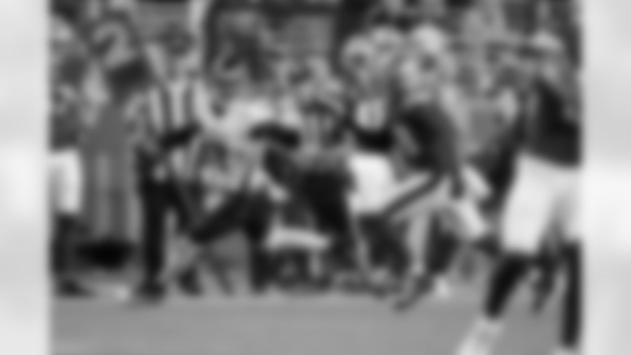 Atlanta Falcons tight end Kyle Pitts Sr. #8 runs with the ball during the Week 7 Game against the San Francisco 49ers at Levi's Stadium in Santa Clara, California on Sunday, October 19, 2025. (Photo by Taylor McLaughlin/Atlanta Falcons)