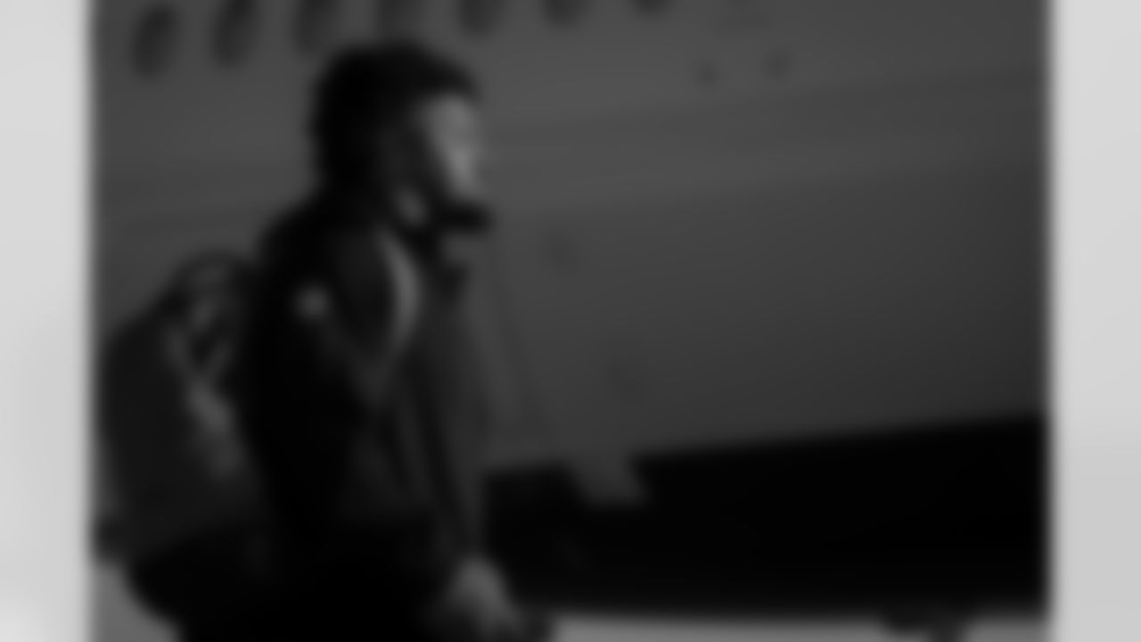 Atlanta Falcons offensive lineman Jovaughn Gwyn #52 boards the plane at Hartsfield-Jackson International Airport in Atlanta, Ga. on Saturday, November 6, 2025. (Photo by Taylor McLaughlin/Atlanta Falcons)