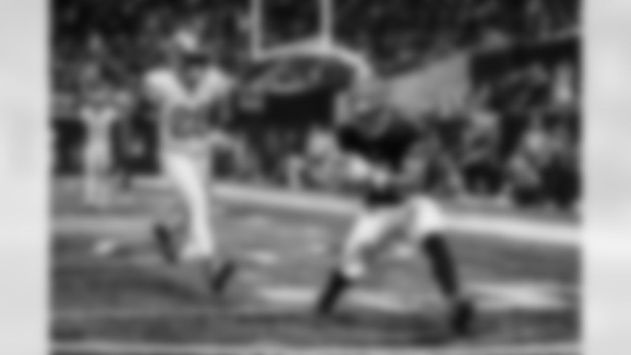 Atlanta Falcons running back Bijan Robinson #7 makes a catch for a touchdown during the Week 17 Game against the Los Angeles Rams at Mercedes-Benz Stadium in Atlanta, Georgia on Monday, December 29, 2025. (Photo by Steven Burroughs/Atlanta Falcons)