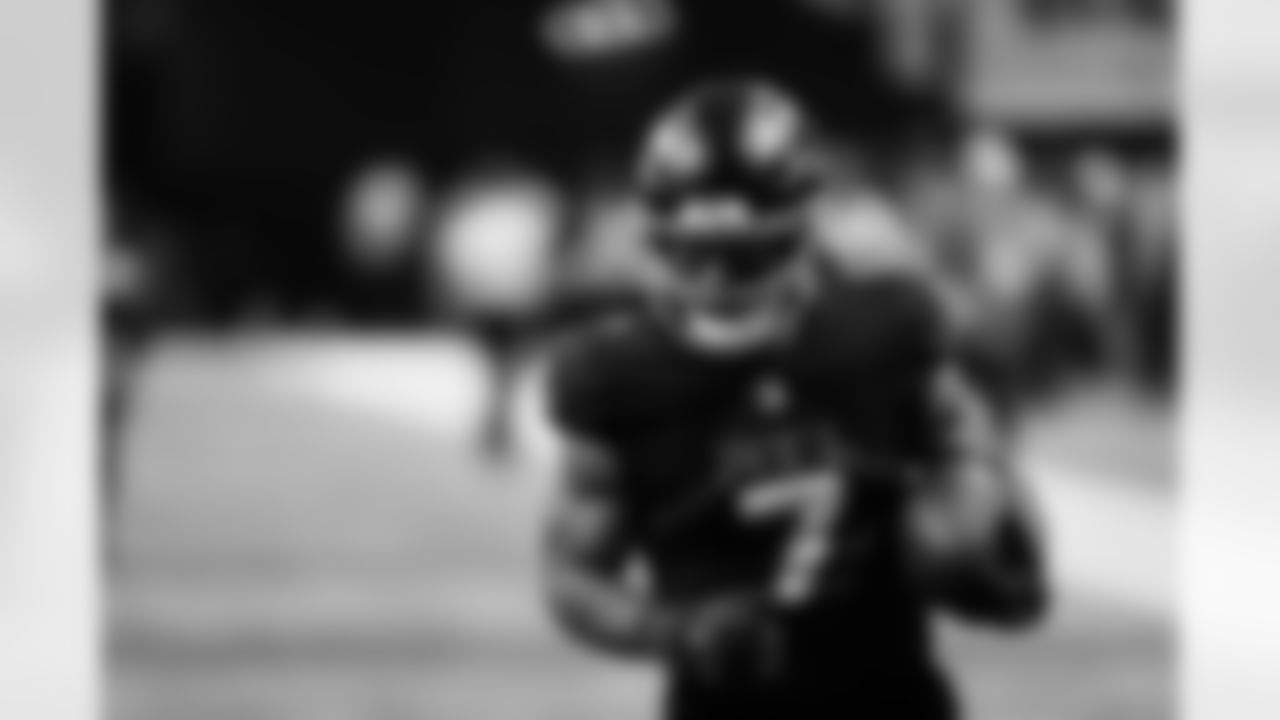 Atlanta Falcons running back Bijan Robinson #7 warms up before the Week 14 Game against the Seattle Seahawks at Mercedes-Benz Stadium in Atlanta, Georgia on Sunday, December 7, 2025. (Photo by Ken Griffey Jr./Atlanta Falcons)