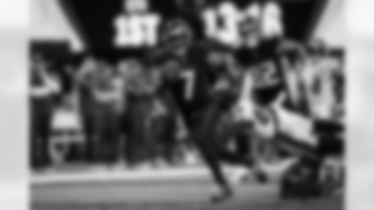 Atlanta Falcons running back Bijan Robinson #7 runs with the ball before scoring a touchdown during the Week 1 Game against the Tampa Bay Buccaneers at Mercedes-Benz Stadium in Atlanta, Ga. on Sunday, September 7, 2025. (Photo by Jay Bendlin/Atlanta Falcons)