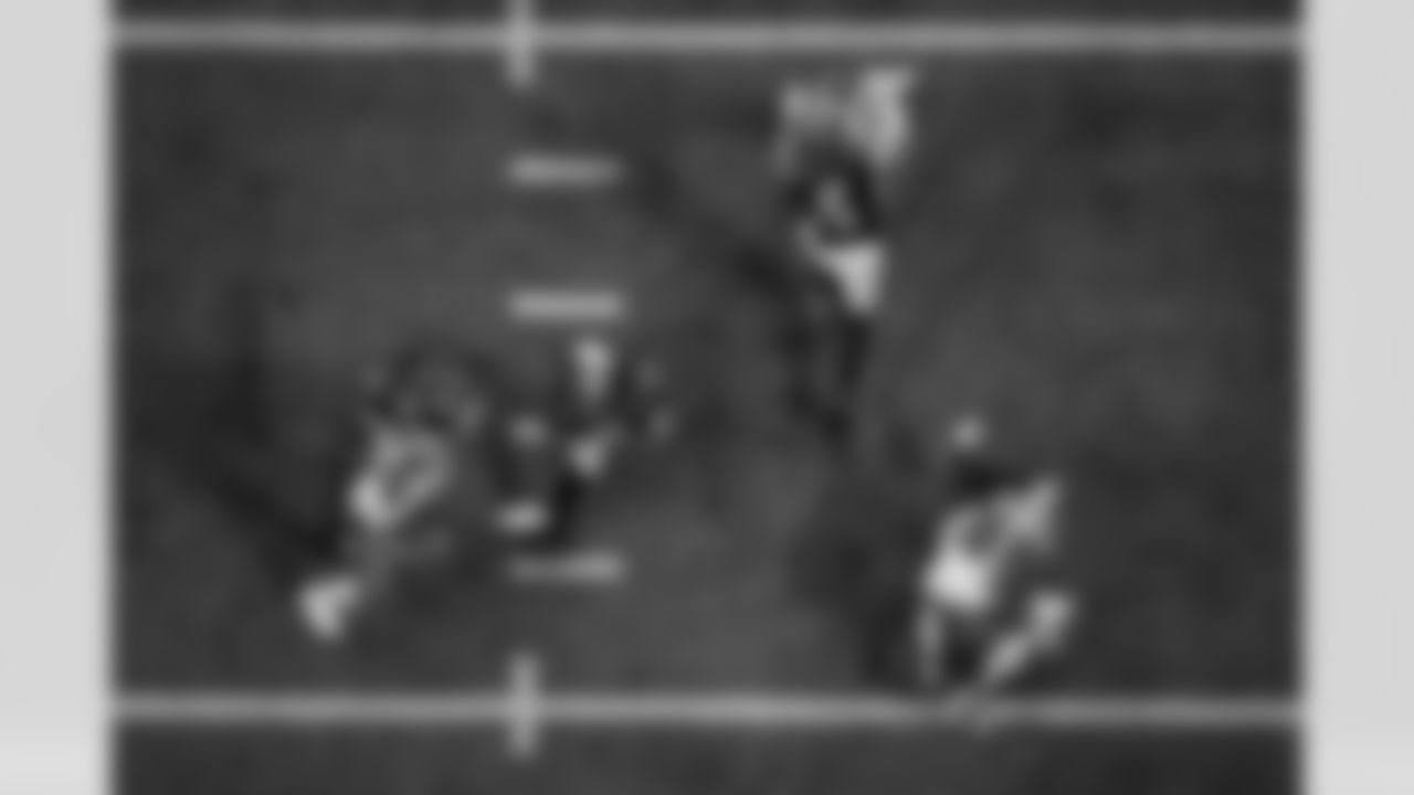 Atlanta Falcons running back Bijan Robinson #7 runs through defenders during the Week 11 Game against the Carolina Panthers at Mercedes-Benz Stadium in Atlanta, Georgia on Sunday, November 16, 2025. (Photo by Brandon Magnus/Atlanta Falcons)