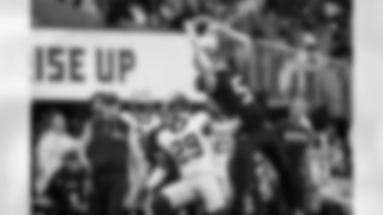 Atlanta Falcons wide receiver Drake London #5 makes a catch during the Week 18 Game against the New Orleans Saints at Mercedes-Benz Stadium in Atlanta, Georgia on Sunday, January 4, 2026. (Photo by Brandon Magnus/Atlanta Falcons)