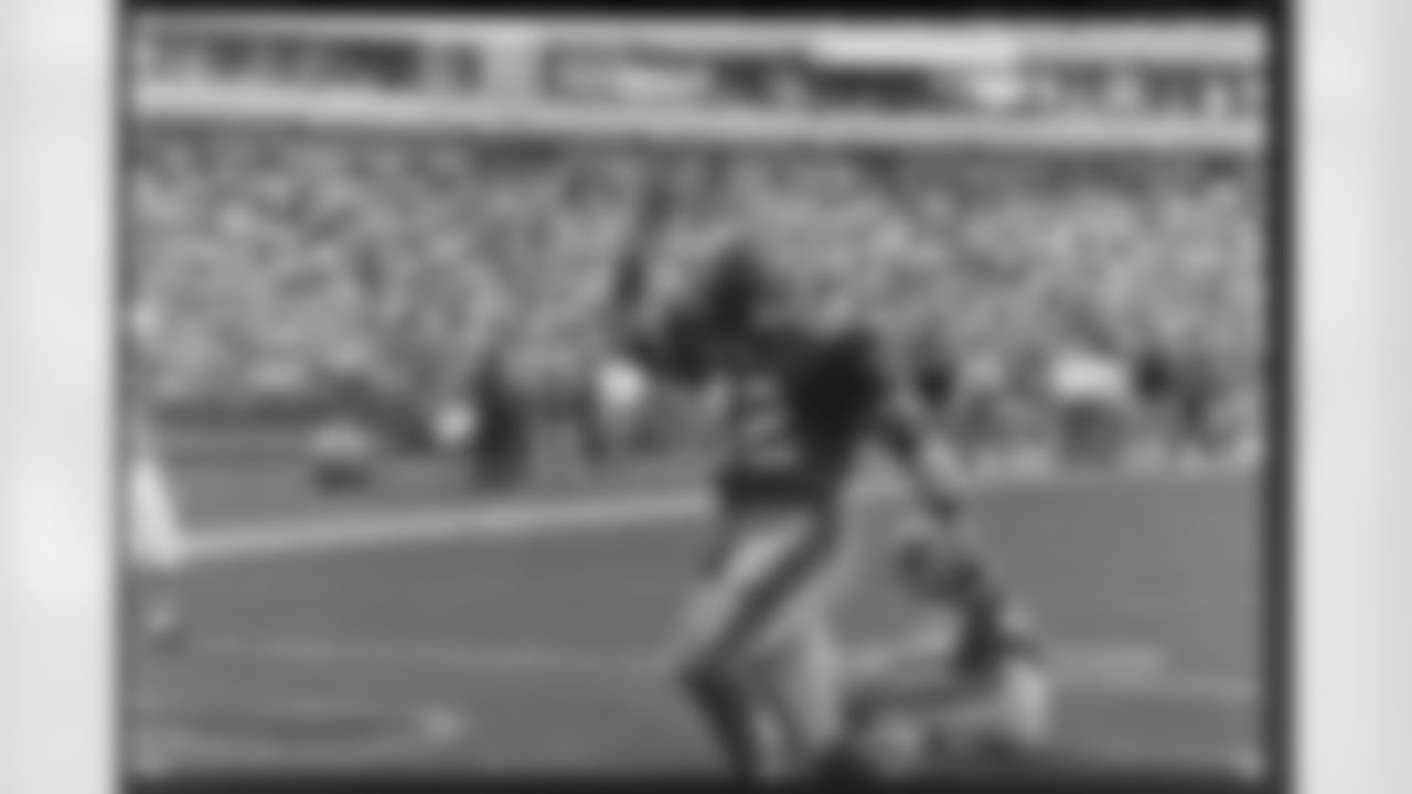 Photograph from the Falcons game vs the Rams on November 17, 1985.