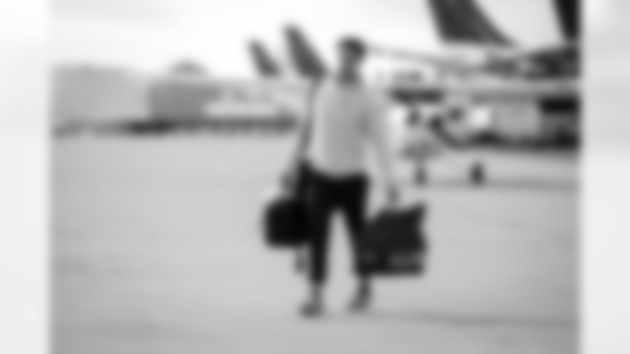 Atlanta Falcons tight end Feleipe Franks #84 boards the plane at Hartsfield-Jackson International Airport in Atlanta, Ga. on Taylor McLaughlin/Atlanta Falcons)