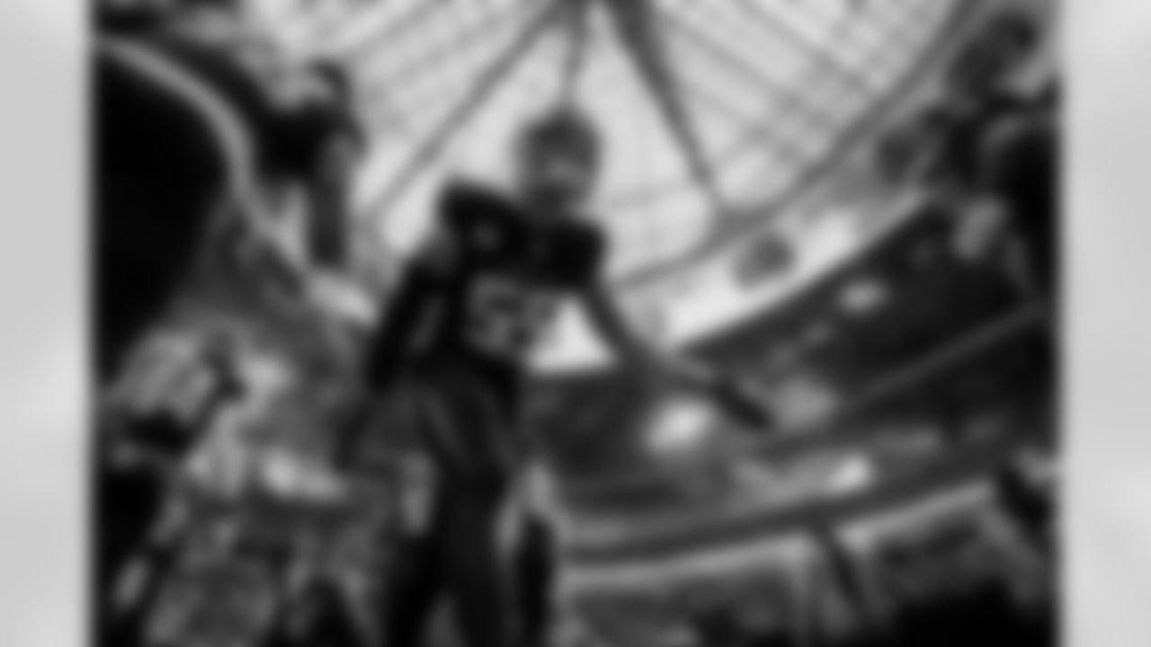 Atlanta Falcons inside linebacker Kaden Elliss #55 runs onto the field before the Week 18 Game against the New Orleans Saints at Mercedes-Benz Stadium in Atlanta, Georgia on Sunday, January 4, 2026. (Photo by Matthew Grimes/Atlanta Falcons)