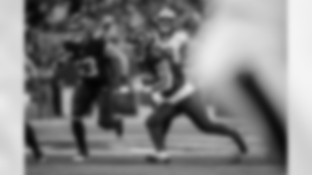 Atlanta Falcons running back Bijan Robinson #7 runs with the ball during the Week 18 Game against the New Orleans Saints at Mercedes-Benz Stadium in Atlanta, Georgia on Sunday, January 4, 2026. (Photo by Matthew Grimes/Atlanta Falcons)