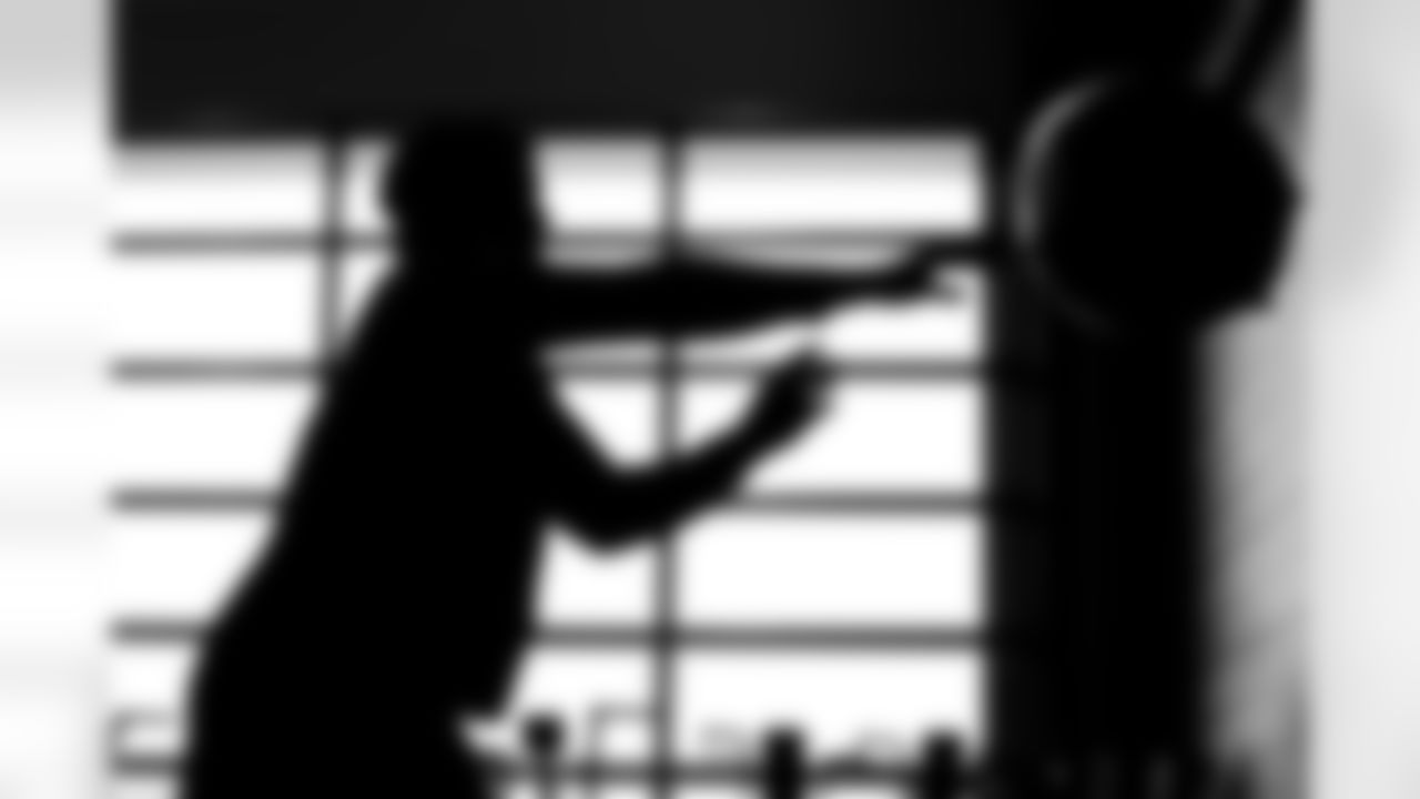 Atlanta Falcons running back Tyler Allgeier #25 during team lift at Atlanta Falcons Training Facility in Flowery Branch, Georgia, on Monday, December 8, 2025. (Photo by Taylor McLaughlin/Atlanta Falcons)