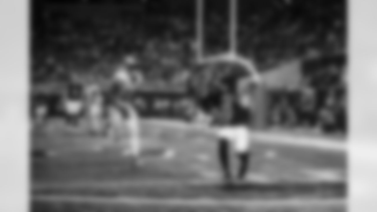 Atlanta Falcons running back Bijan Robinson #7 makes a catch for a touchdown during the Week 17 Game against the Los Angeles Rams at Mercedes-Benz Stadium in Atlanta, Georgia on Monday, December 29, 2025. (Photo by Steven Burroughs/Atlanta Falcons)